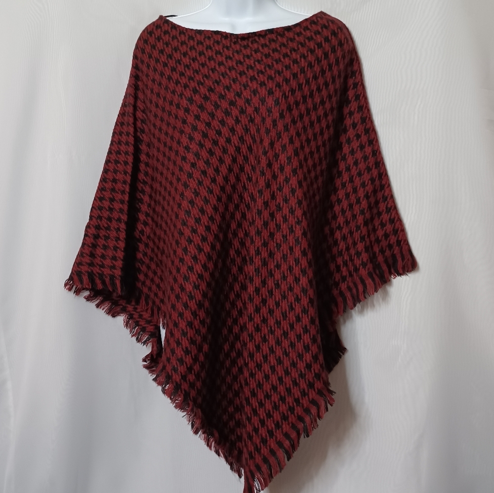 BIJOUX TERNER Women's Red and Black Houndstooth Poncho. OS